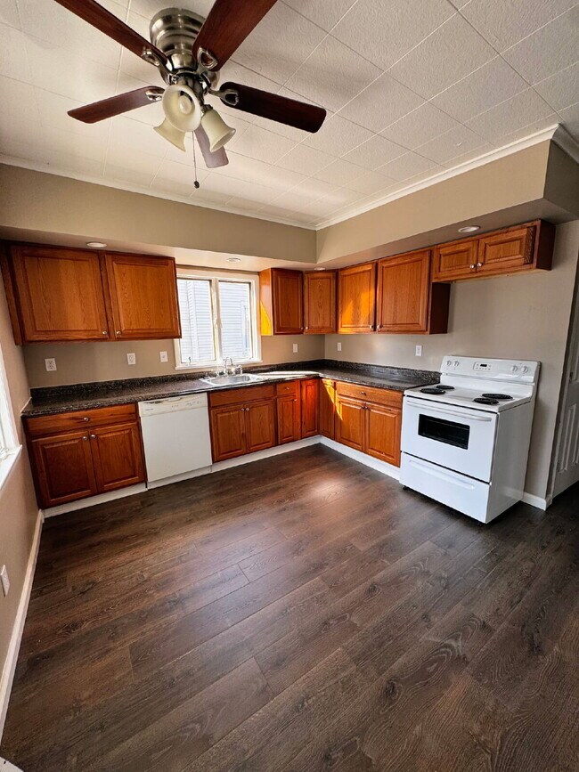 Building Photo - *Spacious 2-Bedroom Apartment with 1.5 Bath Available Now in Batavia!*