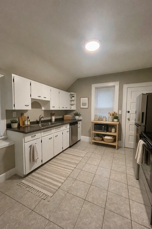 Building Photo - 906 North 6th Ave E