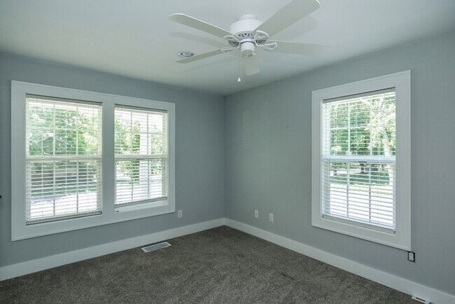 Building Photo - $4,400 | 5 Bedroom, 3 Bathroom House | Pet...