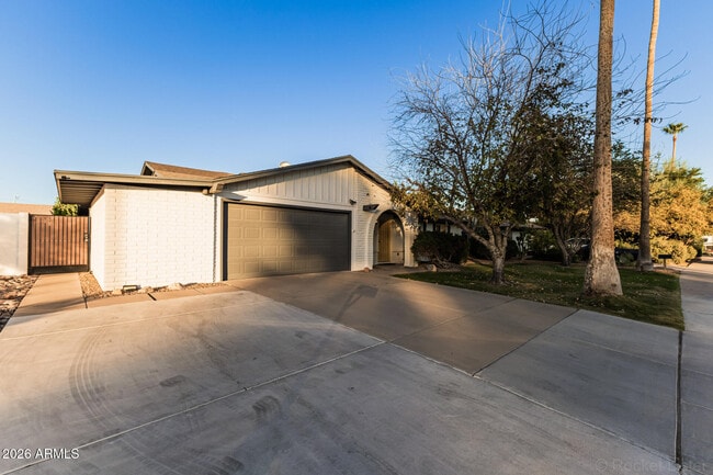 Building Photo - 3217 N Ellis St