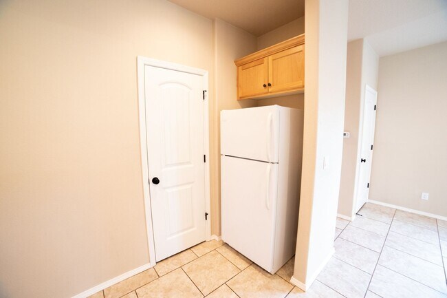 Building Photo - Newer Construction Townhome in Canby