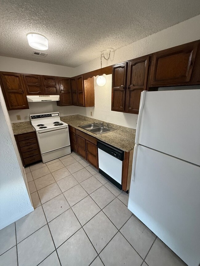 Building Photo - Duplex On West Quantico 3 bed