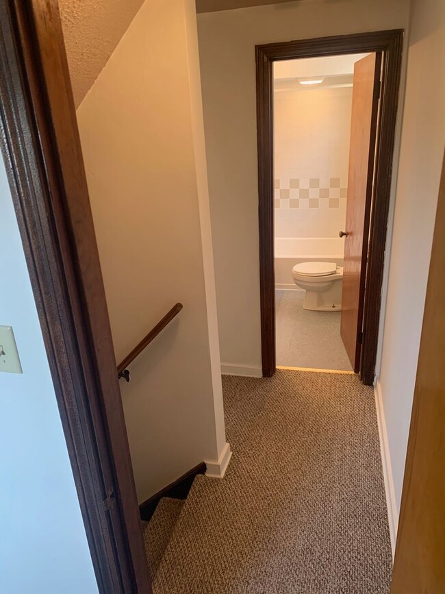 Building Photo - Spacious 2-bedroom 1-bath Townhome, Christ...