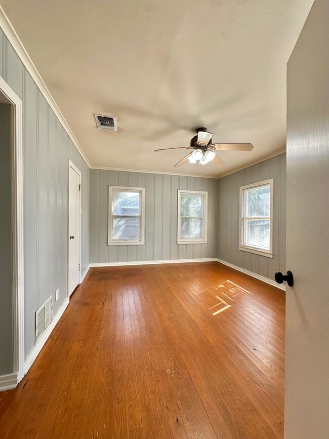 Building Photo - 1605 Kenwood Dr