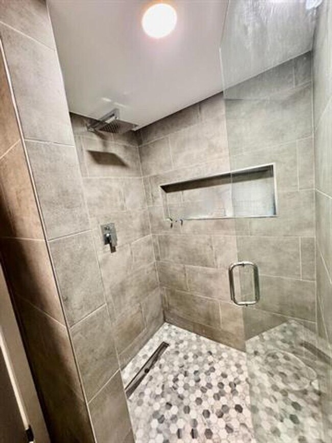 Building Photo - 1081 Wilshire Cir E