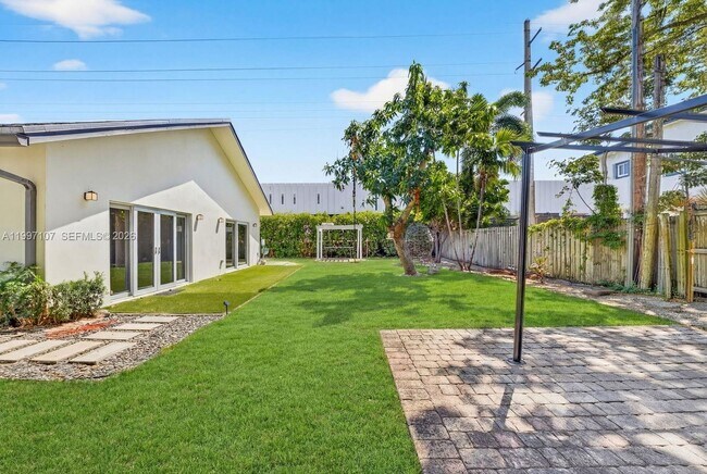 Building Photo - 1126 NE 16th Ct