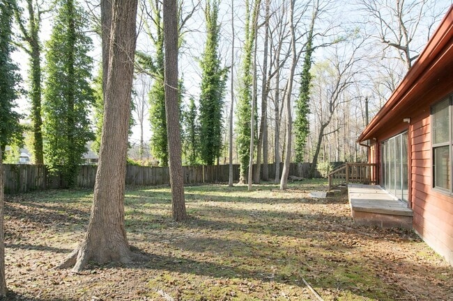 Building Photo - 2 Bedroom Ranch Home W/ Fenced In back yard