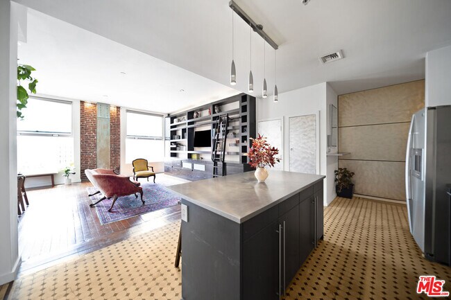 Building Photo - 257 S Spring St
