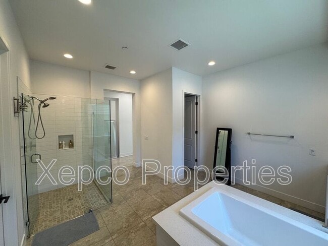 Building Photo - 74635 Tesla Dr