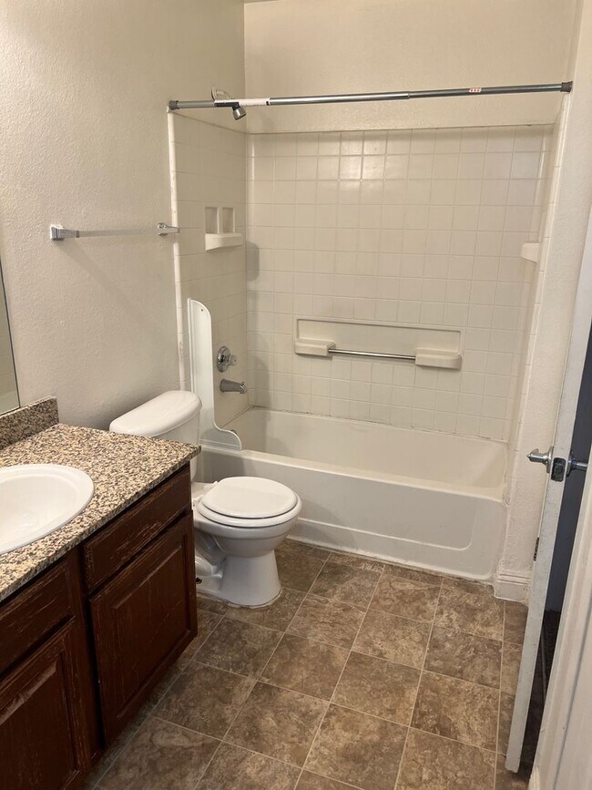 Building Photo - Lower level 2 bedroom close to pool.