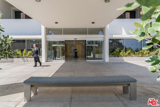 Building Photo - 8787 Shoreham Dr