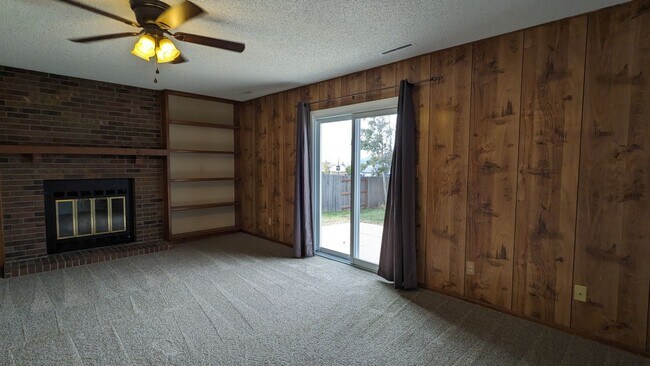 Building Photo - COZY TRI-LEVEL 3 BED/1.5 BATH WITH WOODBUR...