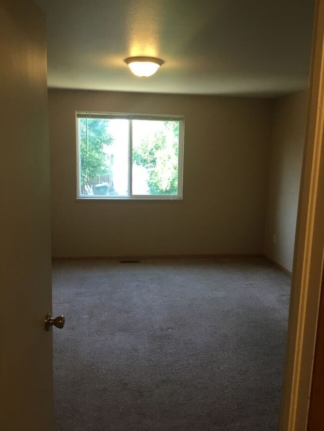 Building Photo - Tri-level Home with 4 bedrooms in Loveland!