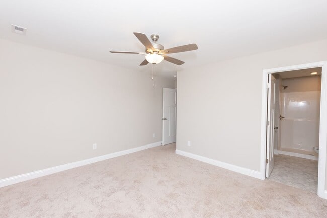 Building Photo - MOVE-IN READY