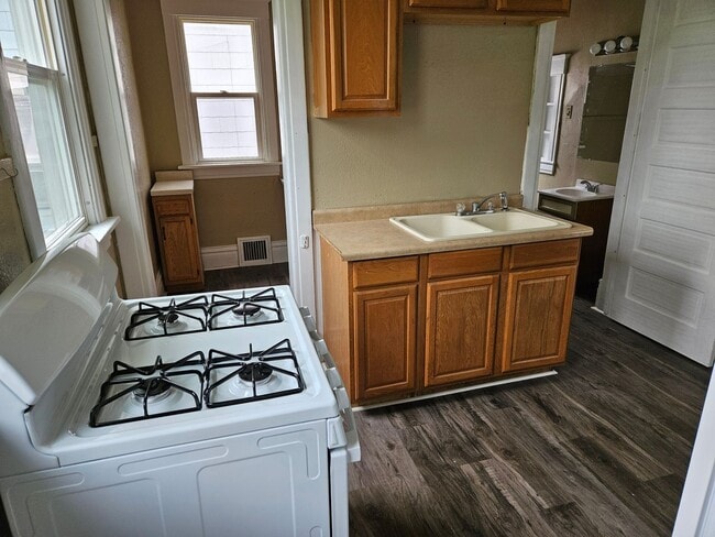 Building Photo - 1ST MONTH RENT FREE!!!