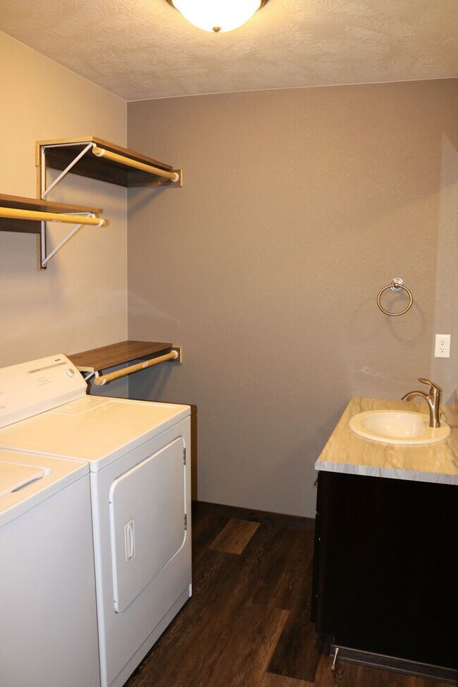 Building Photo - Must-See Townhome Built in 2019!