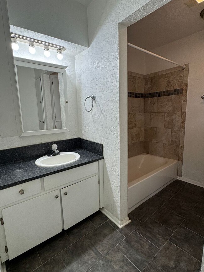 Building Photo - 6605 NW Denver Ave