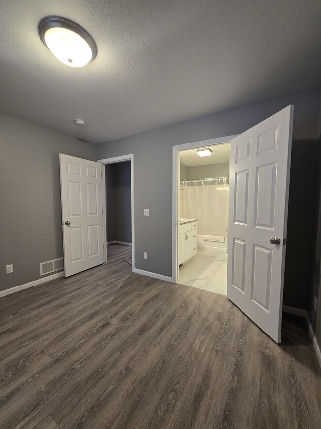 Building Photo - 1796 E Lake Mitchell Dr