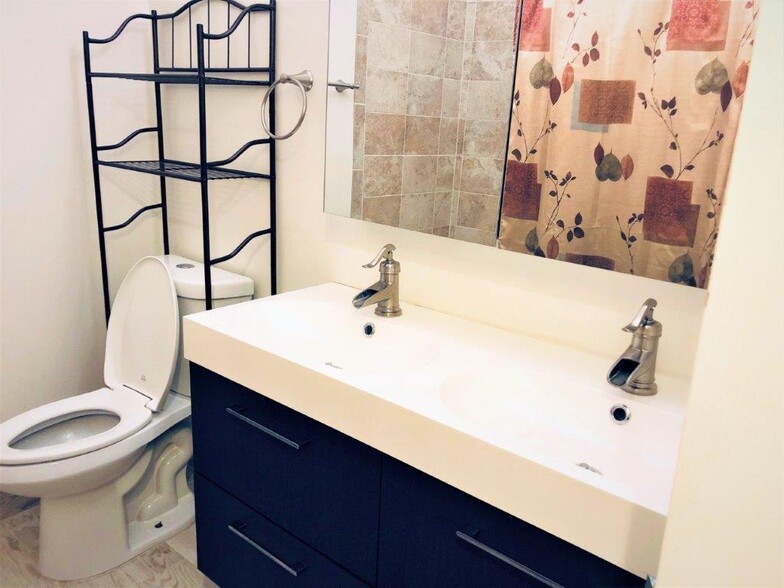 Bathroom double sink2 - 12916C Grays Pointe Rd