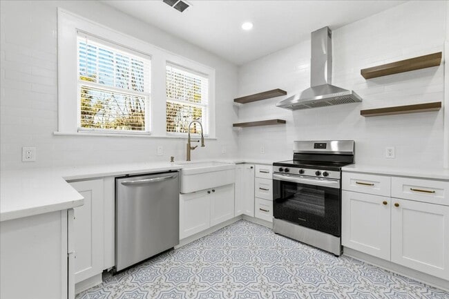 Building Photo - Move-In Ready 3BR/1.5BA Home with Private Backyard