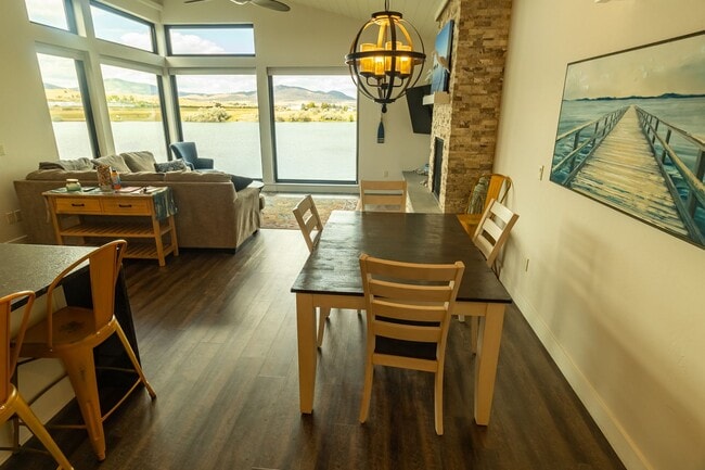 Building Photo - Jones - Fully Furnished Condo on the River Available Mid Sept - Mid May Only