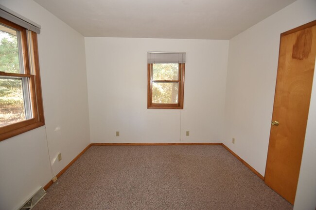 Building Photo - Mishawaka- 3 bedroom Country living near t...