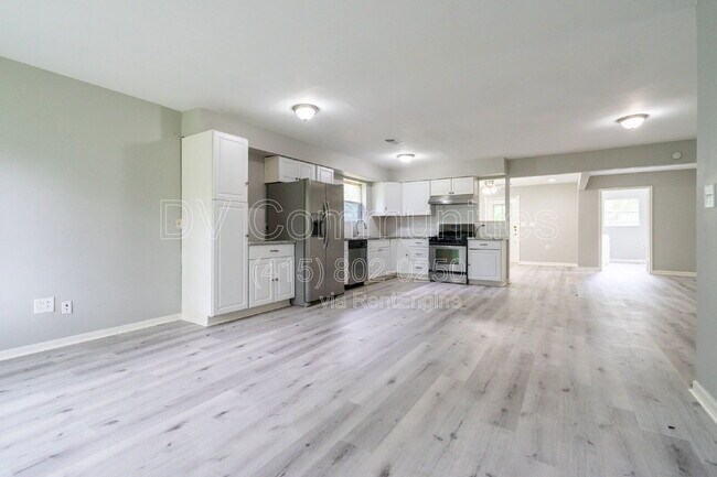 Building Photo - 9196 White Oak Dr