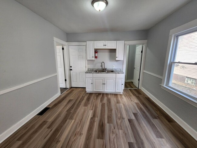 Building Photo - 12709 Parkhill Ave