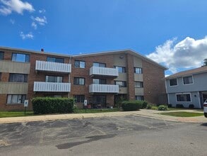 Building Photo - 2000 Bayside Dr