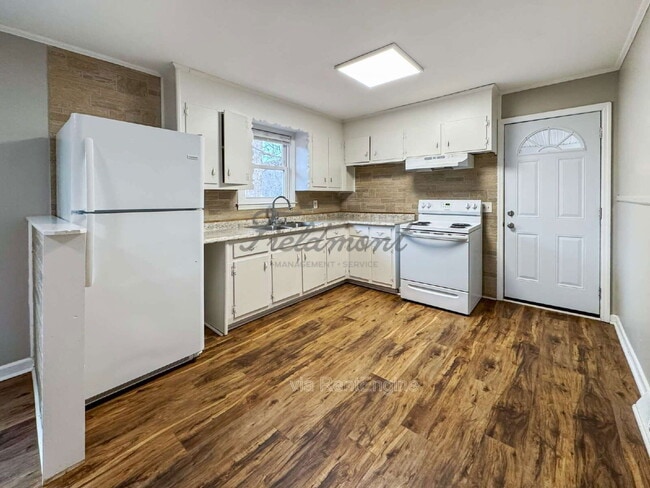 Building Photo - 111 S Buckhorn Rd