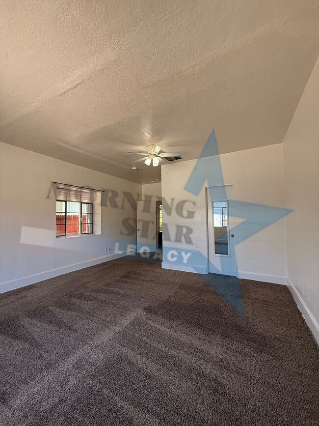 Building Photo - 127-129 S Miranda St