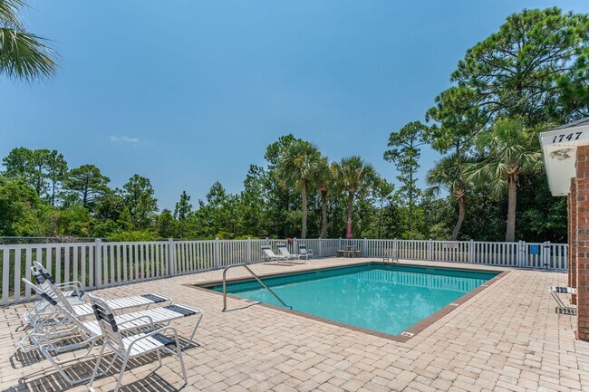 Building Photo - Spacious Home in Navarre!