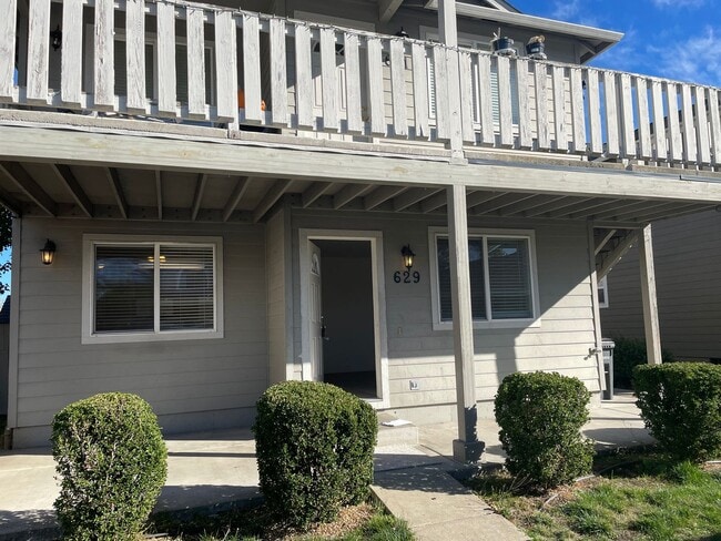 Building Photo - Nice 3 Bedroom 2 Bathroom Downstairs Apart...