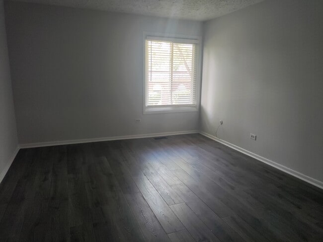 Building Photo - 20 Cour Masson