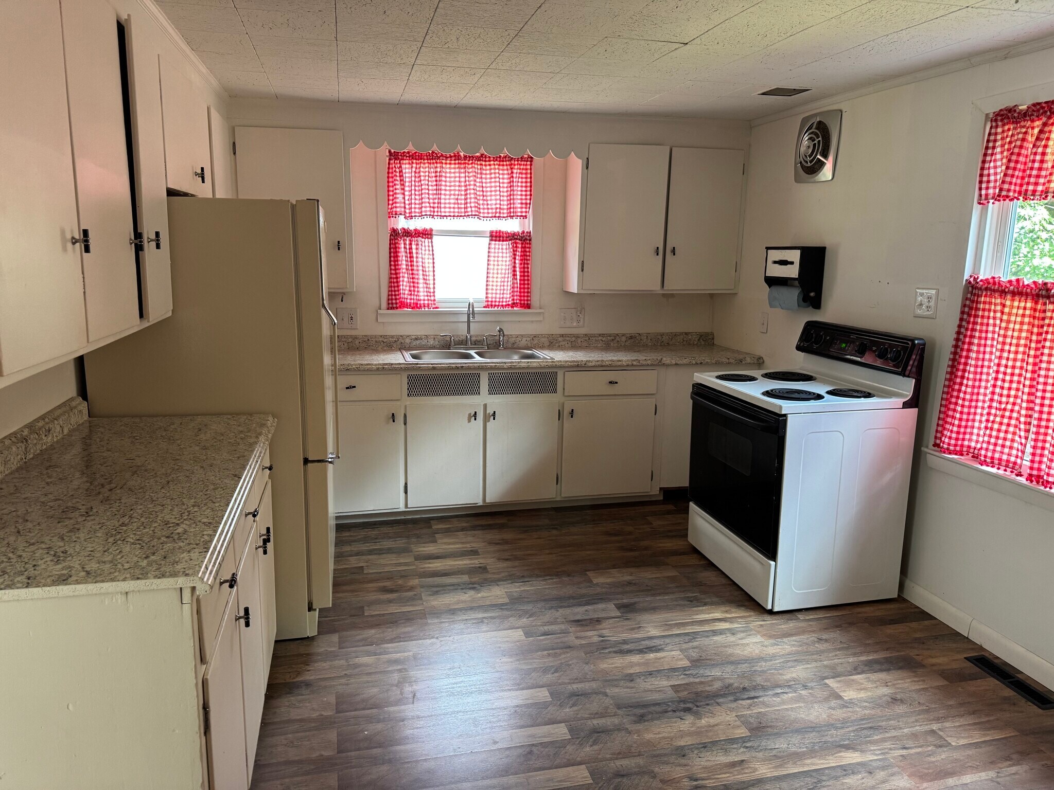 Building Photo - 4674 Lakeborn Dr