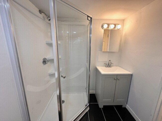 Building Photo - 474 E 7th St