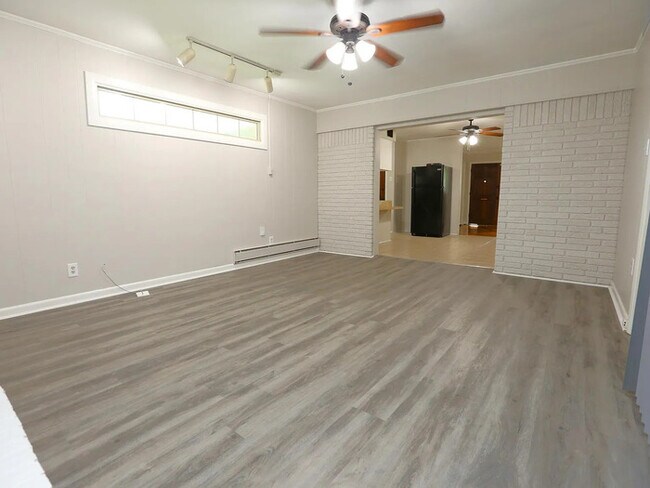 Building Photo - 3 bedroom 2 bathroom