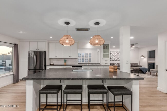 Building Photo - 5253 E Beck Ln