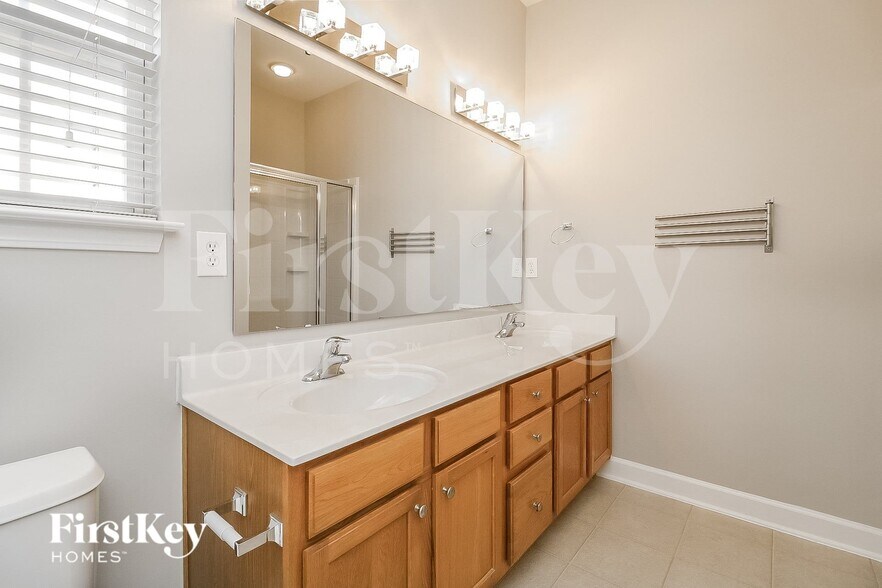 Building Photo - 6255 Glen Way Dr