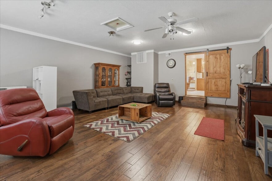 Building Photo - 925 S Haskett St