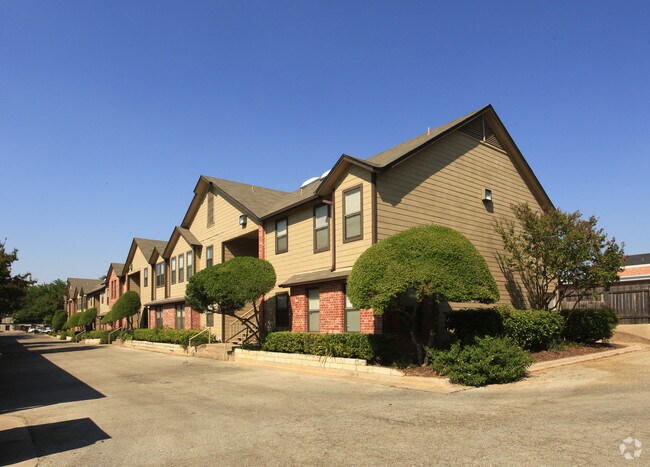 Primary Photo - 903 Romeria Dr