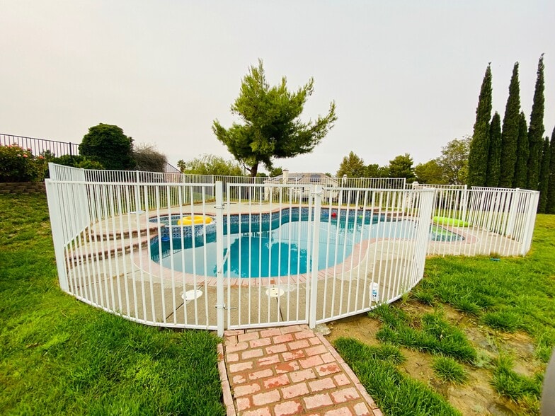 Building Photo - 5539 Avenida Entrada