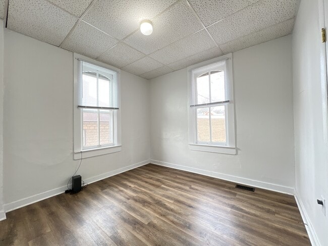 Building Photo - 621 E 24th St