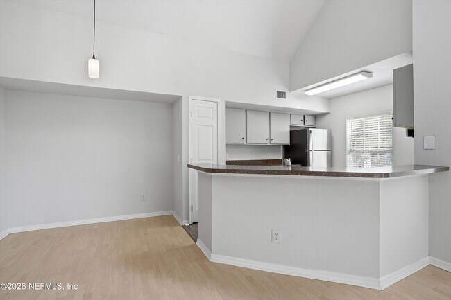 Building Photo - 13700 Richmond Park Dr N