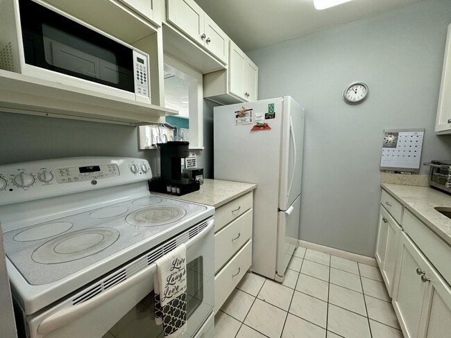 Building Photo - 1001 NE 8th Ave