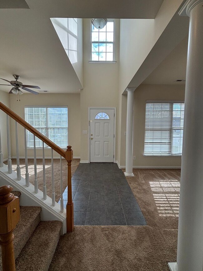 Building Photo - Spacious End Unit 3BR/2.5BA Townhouse