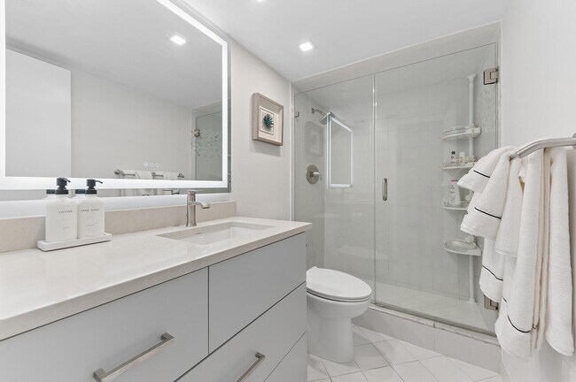 Building Photo - 1021 Hillsboro Mile