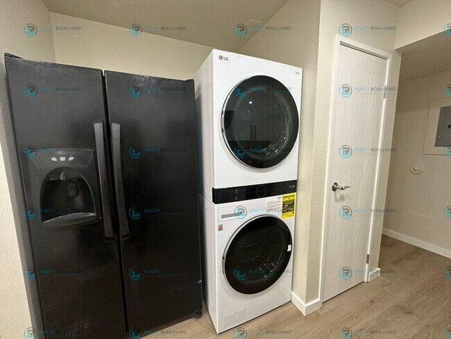 Building Photo - 2-Bedroom Condo with Modern Upgrades