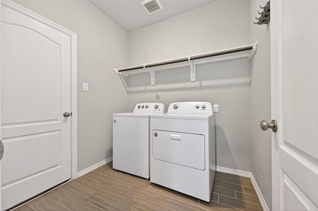 Building Photo - 25527 Valverdant Ct