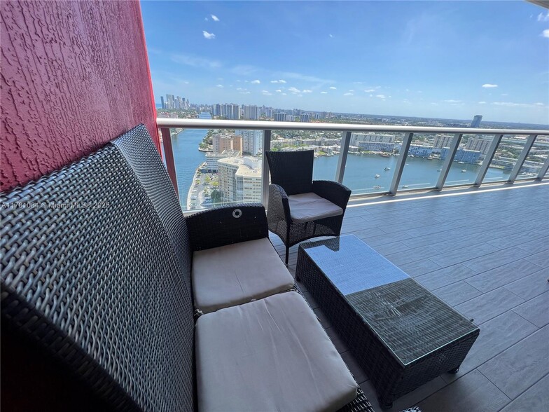 Building Photo - 2600 E Hallandale Beach Blvd